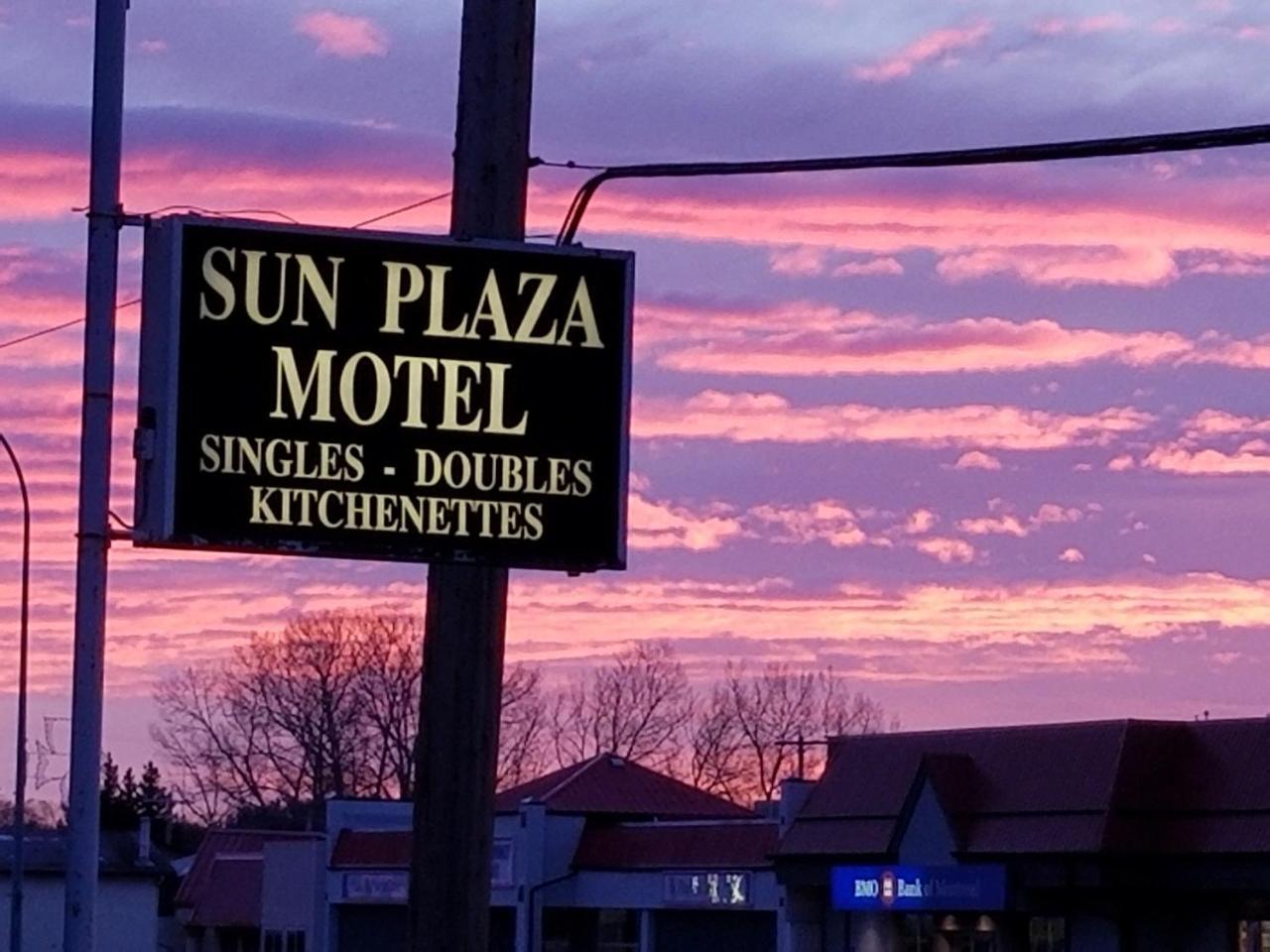Sun Plaza Motel Sundre Exteriör bild